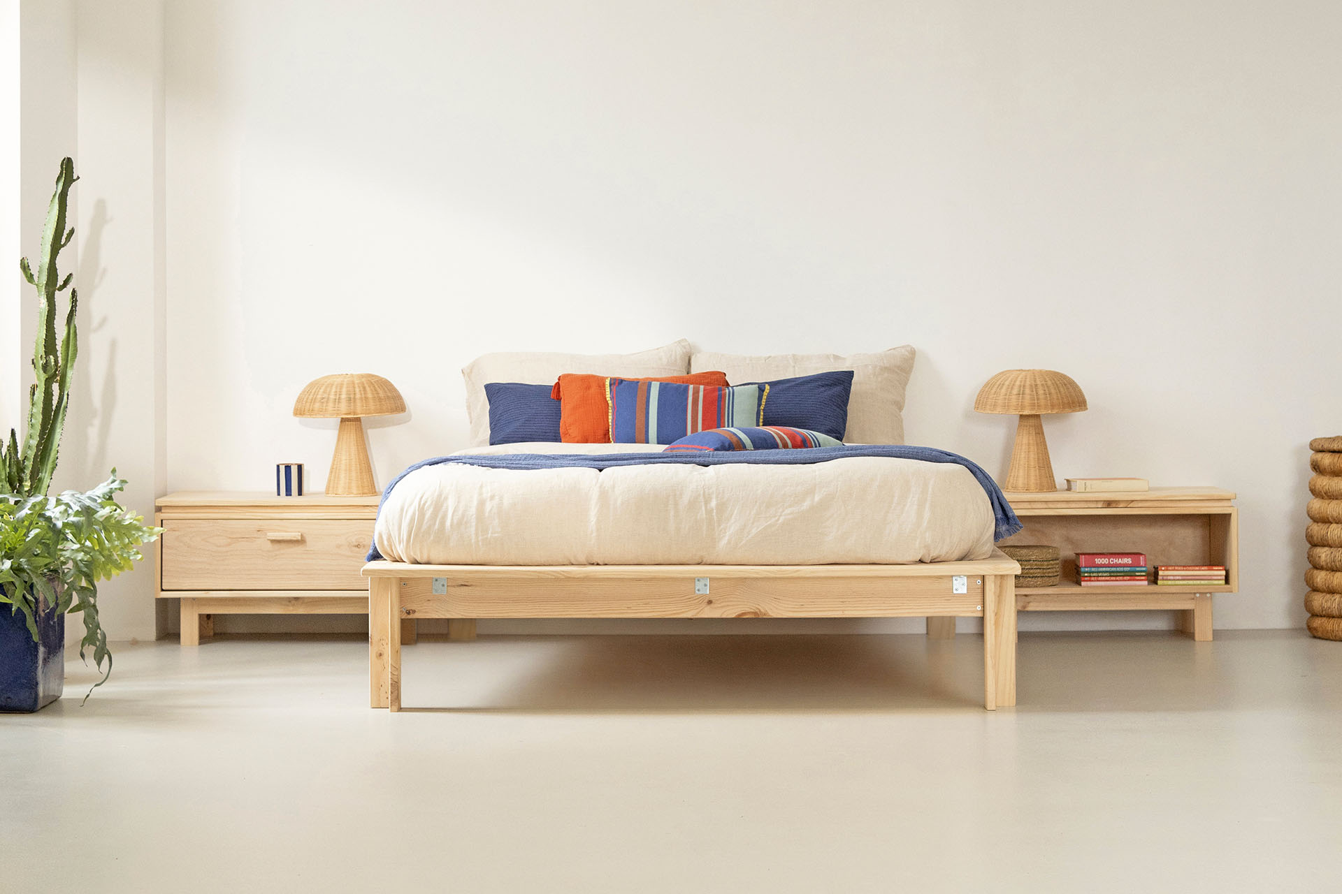Imagen de ambiente 1 para:Cama doble de madera maciza